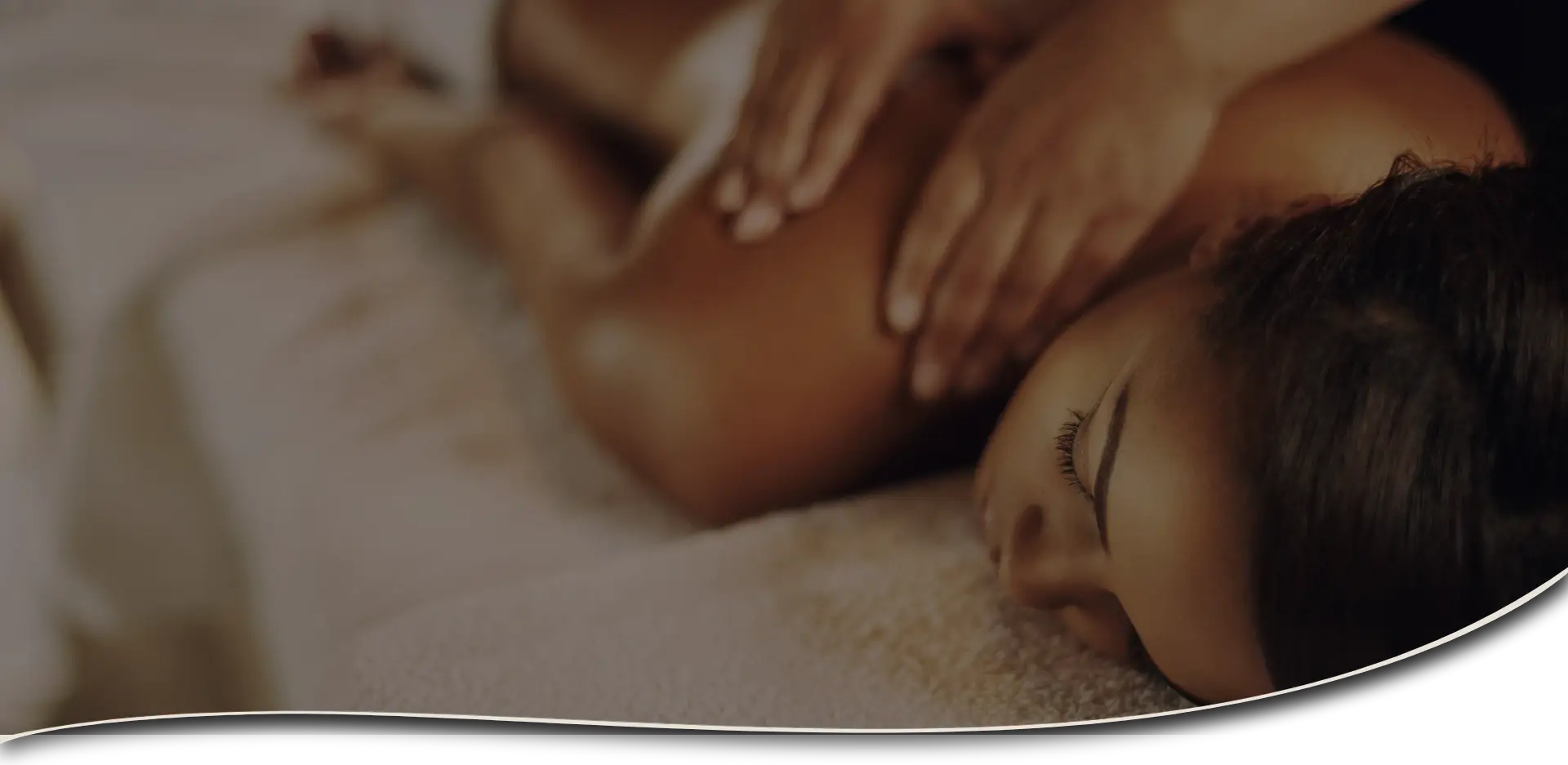 wykonywanie masażu pleców